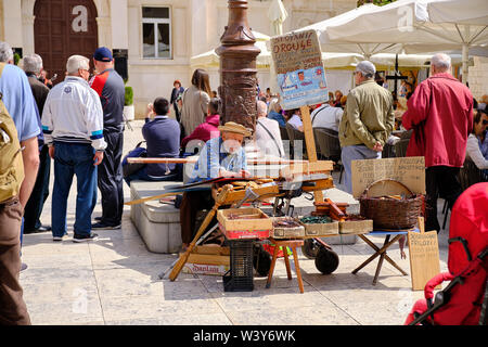 Zadar, Kroatien: Lokaler Mann in City Square Malerei. Verkauft Ergebnisse Besucher als bleibende Erinnerung. Stockfoto