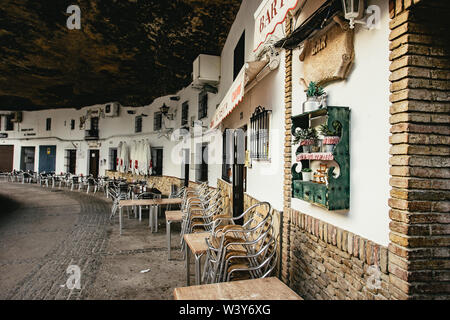 Blick entlang der Gebäude in einer felsigen Klippe Stockfoto