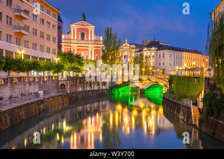 Die Rosa Franziskanerkirche Fluss Ljubljanica und der Triple Bridge bei Nacht ljubljana Slowenien EU Europa Stockfoto