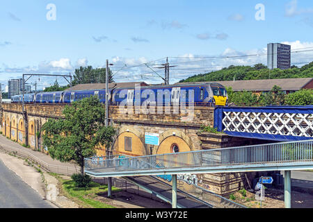 Scotrail Klasse 334 EMU östlich von Partick Station neben Pointhouse Straße durch den Fluss Clyde in Glasgow Schottland Großbritannien Rubrik für Edinburgh durch Bathgate Stockfoto