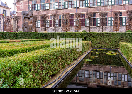 Innenhof mit Teich von ehemaligen Dominikanischen friary, der wunderschön restauriert wurde und nun gehört zu der Universität Gent. Stockfoto