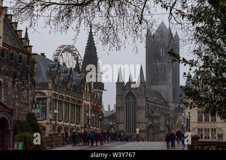 Das West End von St. Nicholas' Church (sint-niklaaskerk) und ein Teil der alten Postgebäude, von St Michaels Brücke im Nebel winter morn gesehen Stockfoto