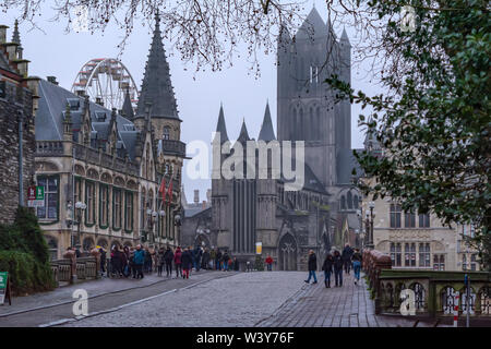 Das West End von St. Nicholas' Church (sint-niklaaskerk) und ein Teil der alten Postgebäude, von St Michaels Brücke im Nebel winter morn gesehen Stockfoto