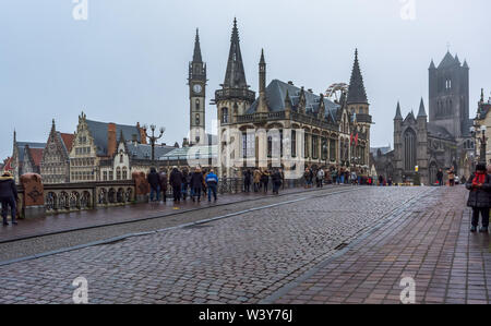 Zur alten Postgebäude und St Nicholas' Church von Sint-Michielsbrug oder St Michael's Bridge in nebligen Winter morgen. Stockfoto