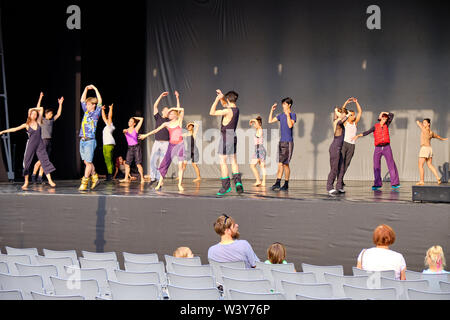 Ljubljana, Slowenien, 18. Juni 2019: Ballett Truppe Proben auf einer Freilichtbühne vor allem leere Sitze Stockfoto