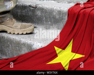 Militärisches Konzept auf dem Hintergrund der Flagge von Vietnam Stockfoto