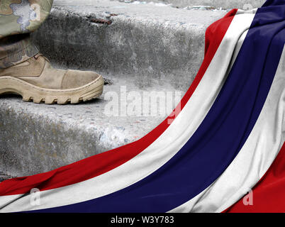 Militärisches Konzept auf dem Hintergrund der Flagge von Thailand Stockfoto