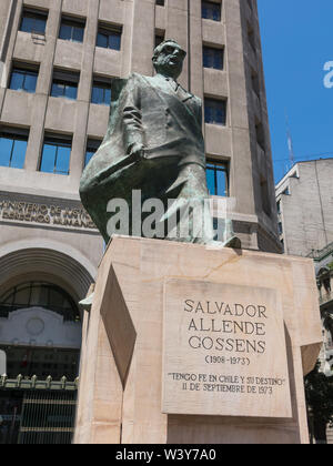 Denkmal zu den chilenischen Staatsmann und Politiker. Salvador Allende Gossens in Santiago de Chile. Er starb während der Bombardierung in den Putsch von 1973. San Stockfoto