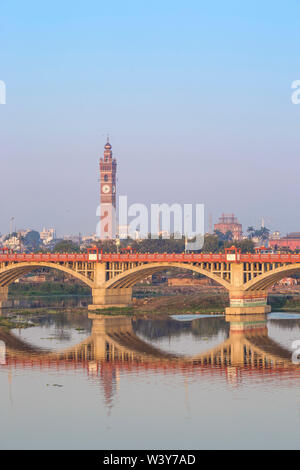 Indien, Uttar Pradesh, Lucknow, Brücke über Gomti Fluss Stockfoto