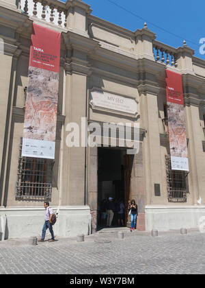 SANTIAGO DE CHILE, CHILE - 26. JANUAR 2018: Touristen, die chilenische Museum für präkolumbianische Kunst, ein Museum, das der Kunst Präkolumbianischen von dedizierten Stockfoto