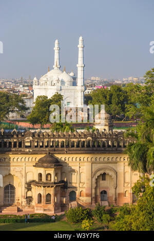 Indien, Uttar Pradesh, Lucknow, Bara Imambara Komplex, Bada Imambara (Hauptgebäude), und die Moschee am Grab von Shah peer Muhammid Stockfoto