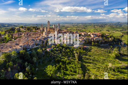 Italien, Toskana, Val d'Elsa. Luftaufnahme des mittelalterlichen Ortes San Gimignano, ein UNESCO-Weltkulturerbe Stockfoto