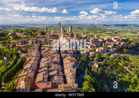 Italien, Toskana, Val d'Elsa. Luftaufnahme des mittelalterlichen Ortes San Gimignano, ein UNESCO-Weltkulturerbe Stockfoto