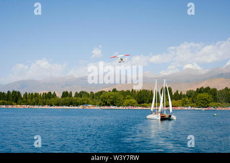 Blick auf die Küste des Issyk-Kul mit den Seiten der Wasser Stockfoto