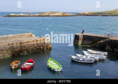 Kleine Boote gebunden in Coliemore Hafen in Dalkey, County Dublin, Irland. Im Mittelalter war es der wichtigste Hafen für die Stadt Dublin. Stockfoto