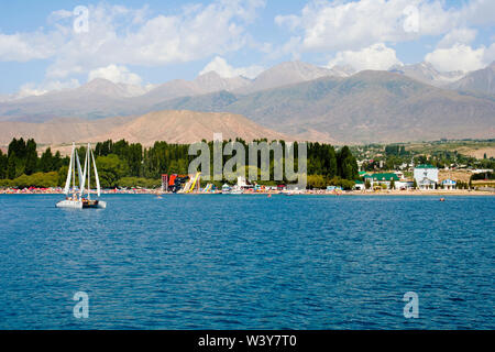 Blick auf die Küste des Issyk-Kul mit den Seiten der Wasser Stockfoto