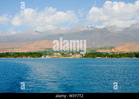 Blick auf die Küste des Issyk-Kul mit den Seiten der Wasser Stockfoto