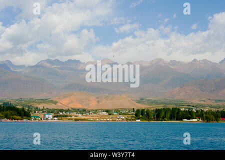 Blick auf die Küste des Issyk-Kul mit den Seiten der Wasser Stockfoto