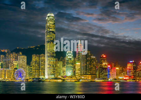 Skyline von Hongkong, Wolkenkratzer auf der Insel Hong Kong bei Nacht von Tsim Sha Tsui, Hong Kong Island, Hong Kong, China gesehen Stockfoto