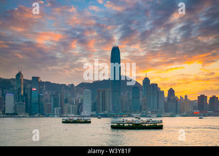 Hong Kong Skyline, Hochhäuser auf Hong Kong Island Skyline bei Sonnenuntergang gesehen von Tsim Sha Tsui, Kowloon, Hong Kong, China Stockfoto