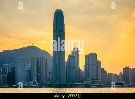 Hong Kong Skyline, Hochhäuser auf Hong Kong Island gesehen von Tsim Sha Tsui bei Sonnenuntergang, Hong Kong, China Stockfoto