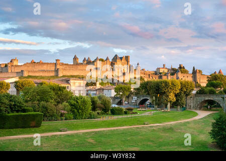 La Cité von Carcassonne von Pont Neuf, Carcassonne, Aude, Languedoc-Roussillon, Frankreich gesehen. Stockfoto