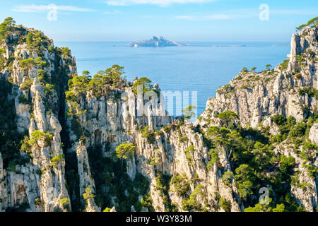 Ile von Riou Calanque d'En-Vau gesehen, Parc National des Calanques, Bouches-du-Rhone, Provence-Alpes-Cote d'Azur, Frankreich. Stockfoto