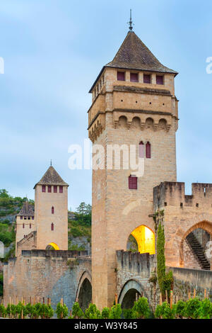 Mittelalterliche Pont ValentrÃ © Brücke über den Lot Fluss in der Dämmerung an bewölkten Morgen, Cahors, Lot, Midi-Pyrénées, Frankreich Stockfoto