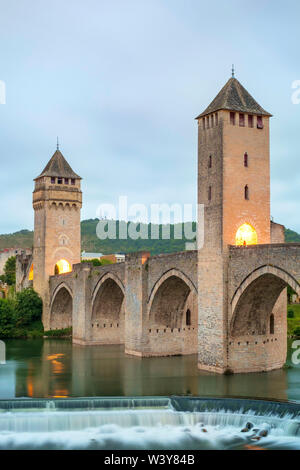 Mittelalterliche Pont ValentrÃ © Brücke über den Lot Fluss in der Dämmerung an bewölkten Morgen, Cahors, Lot, Midi-Pyrénées, Frankreich Stockfoto