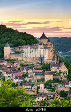 Château de Castelnaud Schloss und Dorf über Fluss Dordogne Tal bei Sonnenuntergang, Castelnaud-la-Chapelle, Dordogne, Aquitaine, Frankreich Stockfoto