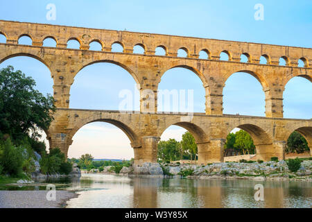 Römische Aquädukt Pont du Gard über Gard Fluss bei Sonnenuntergang, Departement Gard, Languedoc-Roussillon, Frankreich Stockfoto
