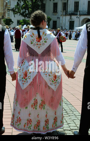 Timisoara Timis/Rumänien - Juni 16., 2019: Junge Deutsche schwaben Mädchen aus Banat, in traditionellen Kostümen an Heimattage 2019 Stockfoto