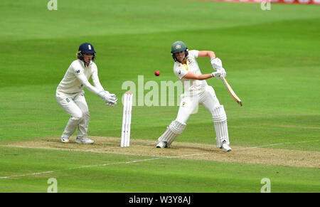 Australiens Ellyse Perry während der Tag einer der Frauen Asche Test Match an der Cooper Associates County, Taunton. Stockfoto