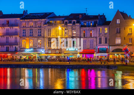 Frankreich, Poitou Charentes, La Rochelle, alter Hafen in der Dämmerung Stockfoto