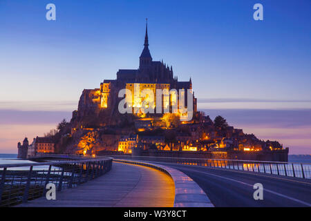 Frankreich, Normandie, Le Mont Saint Michel in der Dämmerung Stockfoto