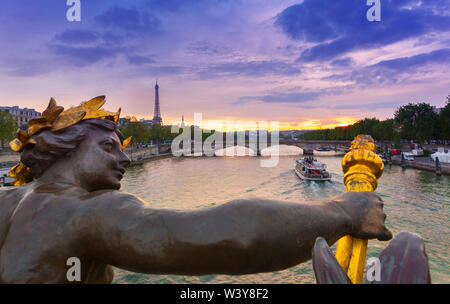 Frankreich, Paris, Pont Alexandre III mit dem Eiffelturm im Hintergrund in der Abenddämmerung. Statue des Nymphes de la Seine von Georges Recipon (1900) Stockfoto