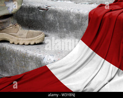 Militärisches Konzept auf dem Hintergrund der Flagge von Peru Stockfoto