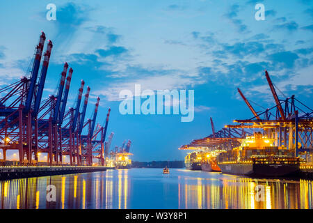 Frachtschiffe am Burchardkai im Hamburger Hafen bei Nacht geladen, Waltershofer Hafen, Hamburg, Deutschland Stockfoto