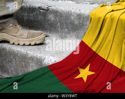 Militärisches Konzept auf dem Hintergrund der Flagge Kamerun Stockfoto