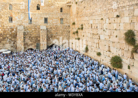 Israel, Jerusalem, Jerusalem. Juden an der Klagemauer beten Füllen der Kotel Plaza auf Jerusalem Tag, einem israelischen Nationalfeiertag zum Gedenken an die Wiedervereinigung Jerusalems. Stockfoto