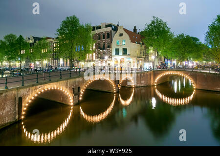 Schnittpunkt der Keizersgracht und der Leliegracht bei Nacht, Amsterdam, Nordholland, Niederlande Stockfoto