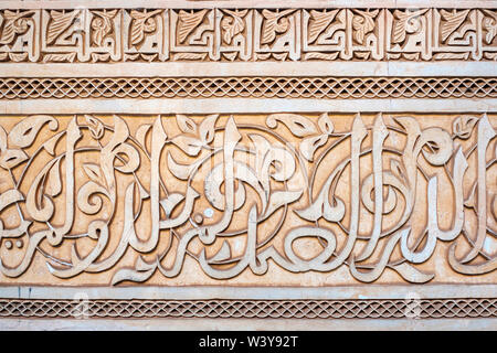Marokko, Marrakech-Safi (Marrakesh-Tensift-El Haouz) Region, Marrakesch. Geschnitzte Gips arabische Kalligraphie, Ben Youssef Madrasa, 16. Jahrhundert islamische Hochschule. Stockfoto