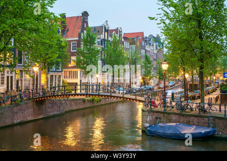 Brücke über Brouwersgracht im westlichen Grachtengordel Kanalring in der Abenddämmerung, Amsterdam, Nordholland, Niederlande Stockfoto