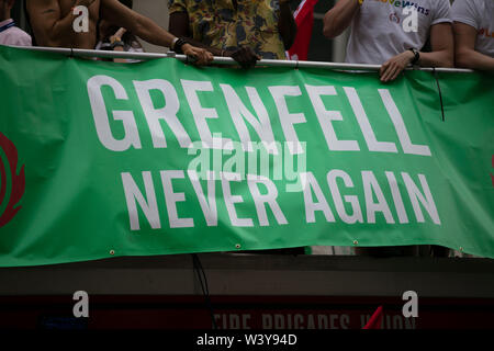 LONDON, Großbritannien - 6. Juli 2019: Menschen halten eine Grenfell nie wieder Zeichen in Erinnerung an die Katastrophe genfell Turm Stockfoto