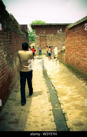 Amroha, utar Pradesh, Indien - 2011: Unbekannter Inder aus Slums Stockfoto