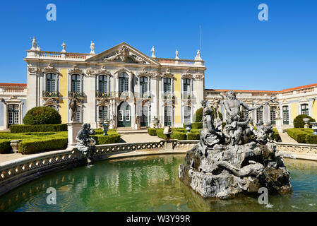 Der Queluz National Palace (Palácio Nacional de Queluz), aus dem 18. Jahrhundert ist eine Referenz des Rokoko und neoklassische Architektur in Portugal. Lissabon, Portugal Stockfoto