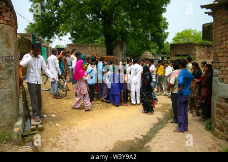 Amroha, utar Pradesh, Indien - 2011: Unbekannter Inder aus Slums Stockfoto