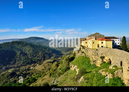 Aus dem 12. Jahrhundert, die Burg von Palmela und die Pousada (Hotel) mit weitem Blick auf die Naturparks Arrabida. Portugal Stockfoto