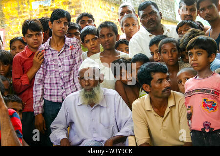 Amroha, utar Pradesh, Indien - 2011: Unbekannter Inder aus Slums Stockfoto