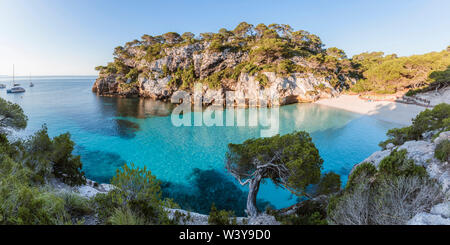 Panoramablick auf den Strand bei Sonnenaufgang, Cala Macarelleta, Menorca, Balearen, Spanien Stockfoto